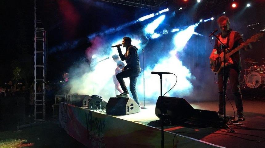 Kadık&ouml;y&rsquo;de 19 Mayıs &Ouml;zge Fışkın Ve Manga Konserleriyle Kutlandı