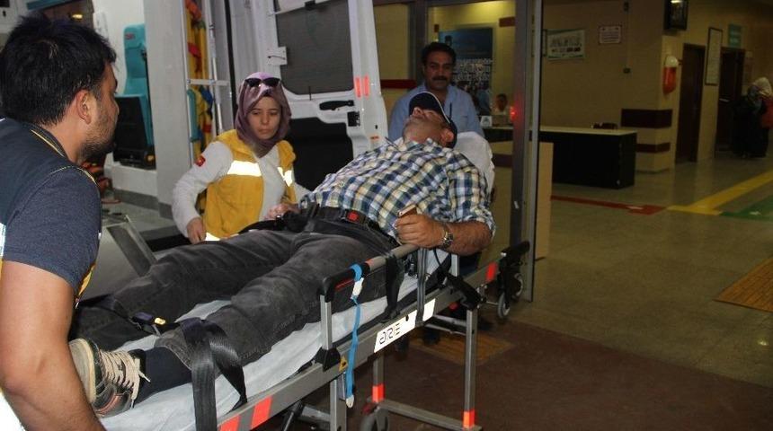 Otomobilini Kavga Ettiği Ailenin &Uuml;zerine S&uuml;rd&uuml;: 2 Yaralı