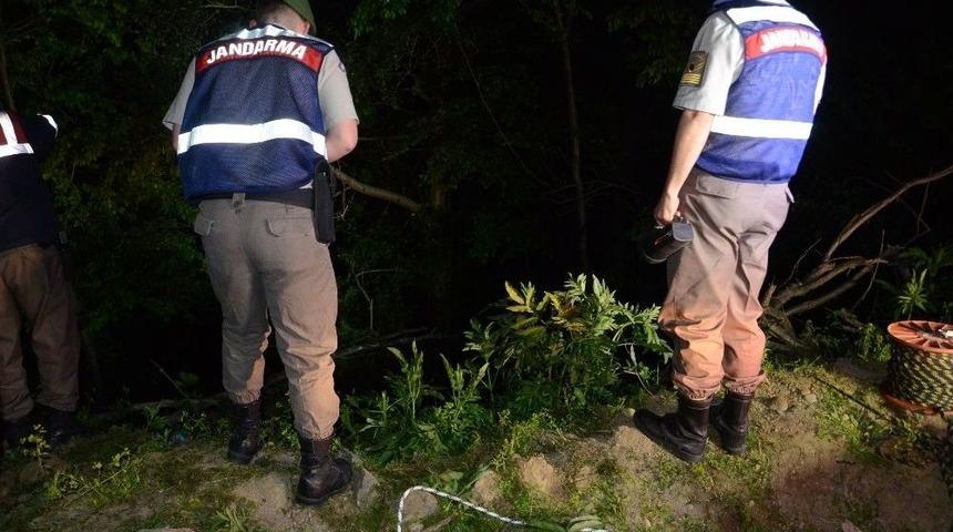 Otomobil 25 Metrelik U&ccedil;uruma Yuvarlandı: 1 Yaralı