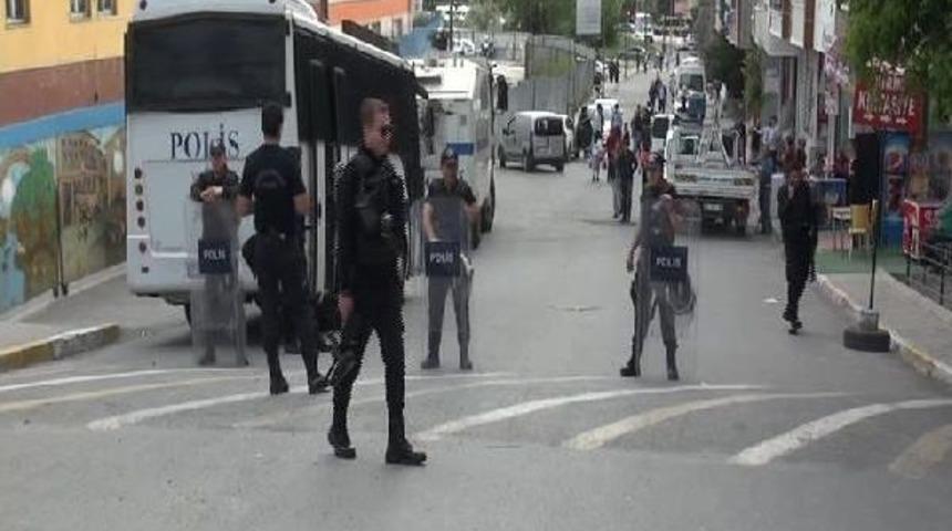 Esenyurt'taki Taciz Iddiasının Ardından Polisin Okul &Ccedil;evresindeki &Ouml;nlemleri S&uuml;r&uuml;yor
