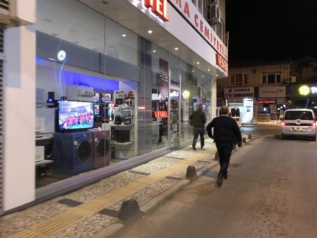 Havaya Rastgele Ateş Eden Bir Şahsı Esnaf Bı&ccedil;ak Ve Silahla Kovaladı