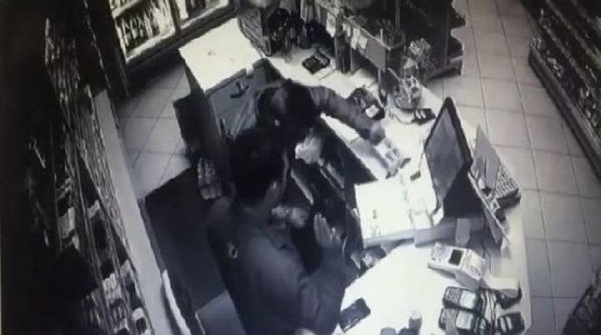 Akaryakıt Istasyonunda Bı&ccedil;aklı Soygun