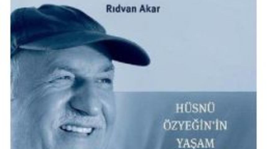 H&uuml;sn&uuml; &Ouml;zyeğin'in Yaşam &Ouml;yk&uuml;s&uuml; "bir D&uuml;nya Kurmak" Kitabında...
