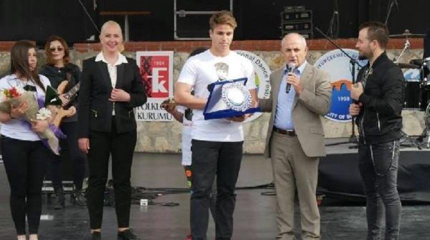 Emre Aydın'a Liseli Mustafa Kemal Apat&uuml;rk'ten Plaket