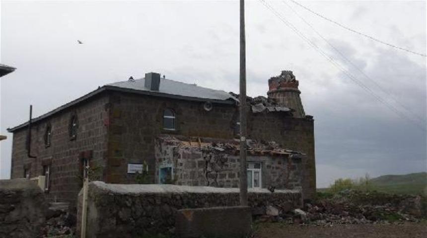 Şiddetli Fırtına Kars'ta Minare Yıktı, &Ccedil;atıları U&ccedil;urdu