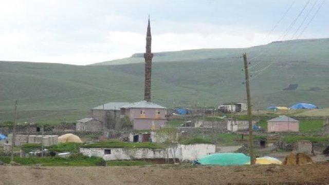 Şiddetli Fırtına Kars'ta Minare Yıktı, Çatıları Uçurdu