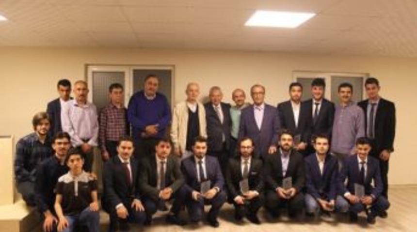 Konya&rsquo;da &Uuml;niversite &Ouml;ğrencilerinin Mezuniyet Sevinci