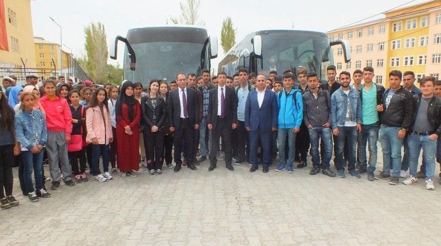 Alparslan&rsquo;ın Diyarında Yaşayan 80 &Ouml;ğrenci, Fatih&rsquo;in Diyarını G&ouml;rmek İ&ccedil;in Yola &Ccedil;ıktılar