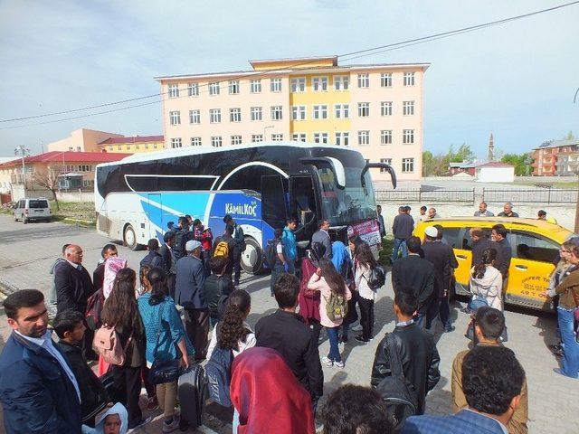 Alparslan’ın Diyarında Yaşayan 80 Öğrenci, Fatih’in Diyarını Görmek İçin Yola Çıktılar