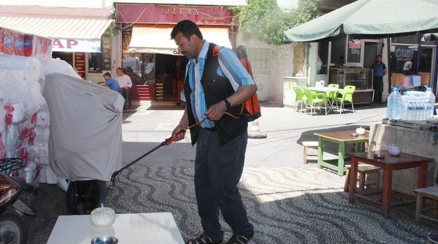 Muhtar, Mahallesinin Her Derdine Koşuyor