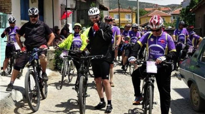 Fesival Turundaki Bisikletlilerden Jandarmaya '178'inci Yıl' Jesti