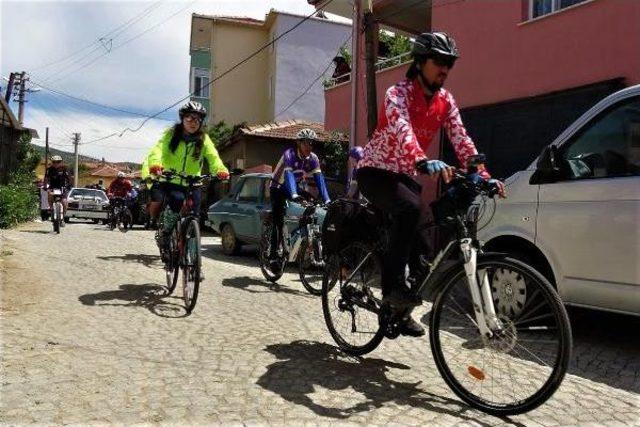 Fesival Turundaki Bisikletlilerden Jandarmaya '178'inci Yıl' Jesti