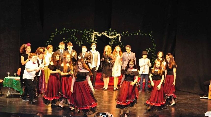 Gen&ccedil; Tiyatrocular L&uuml;k&uuml;s Hayat&rsquo;ı Sahneledi