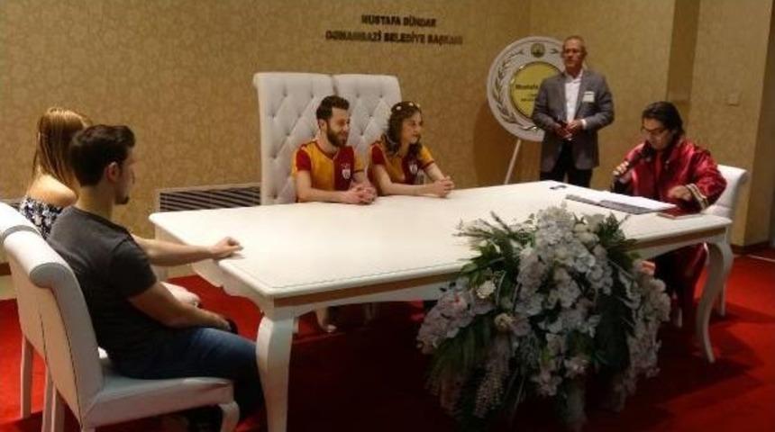 Galatasaray Formasıyla Nikah Masasına Oturdular