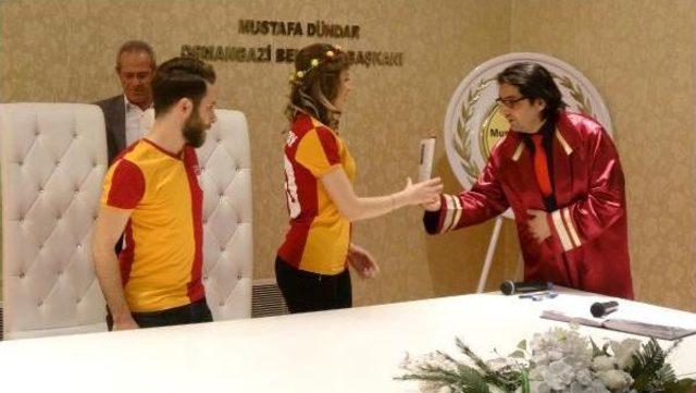 Galatasaray Formasıyla Nikah Masasına Oturdular