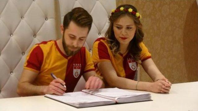 Galatasaray Formasıyla Nikah Masasına Oturdular