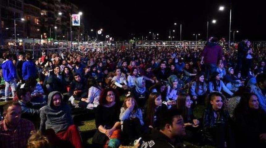 İzmir'de Şebnem Ferah Ve Havai Fişekli Kutlama