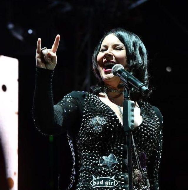 İzmir de Şebnem Ferah Ve Havai Fişekli Kutlama 1