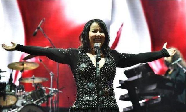 İzmir de Şebnem Ferah Ve Havai Fişekli Kutlama 2