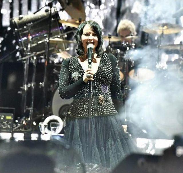 İzmir de Şebnem Ferah Ve Havai Fişekli Kutlama 3