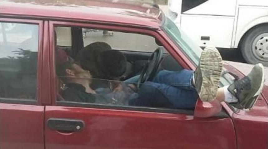 Yolun Ortasında Direksiyon Başında Sızan S&uuml;r&uuml;c&uuml; Trafiği Kilitledi