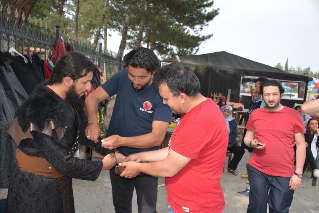 Ertuğrulgazi T&uuml;rbesinden Alp Kıyafeti Giymek İ&ccedil;in Birbirleriyle Yarışıyorlar