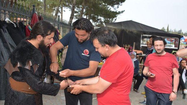 Ertuğrulgazi Türbesinden Alp Kıyafeti Giymek İçin Birbirleriyle Yarışıyorlar