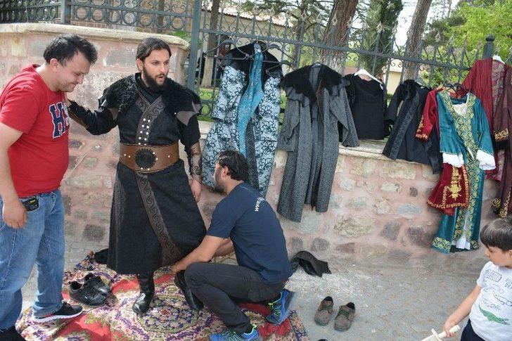 Ertuğrulgazi Türbesinden Alp Kıyafeti Giymek İçin Birbirleriyle Yarışıyorlar G1