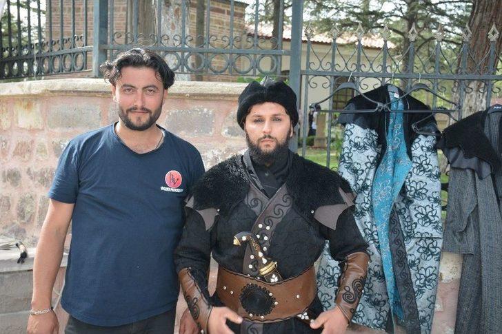 Ertuğrulgazi Türbesinden Alp Kıyafeti Giymek İçin Birbirleriyle Yarışıyorlar G2