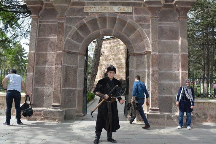 Ertuğrulgazi Türbesinden Alp Kıyafeti Giymek İçin Birbirleriyle Yarışıyorlar G3