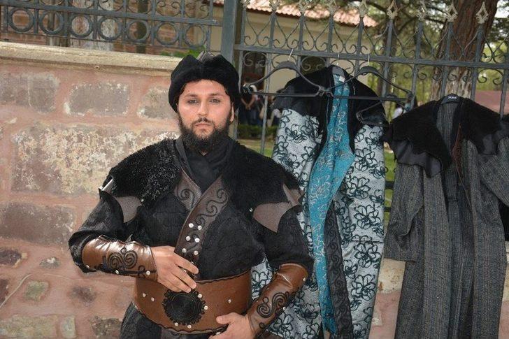 Ertuğrulgazi Türbesinden Alp Kıyafeti Giymek İçin Birbirleriyle Yarışıyorlar G4