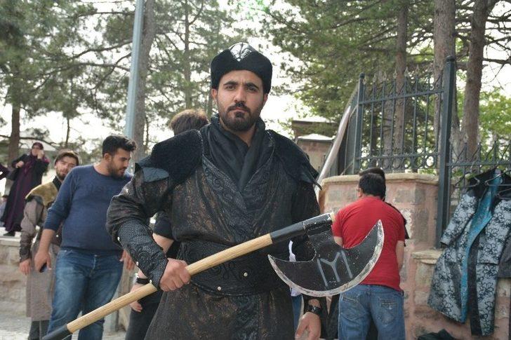 Ertuğrulgazi Türbesinden Alp Kıyafeti Giymek İçin Birbirleriyle Yarışıyorlar G5