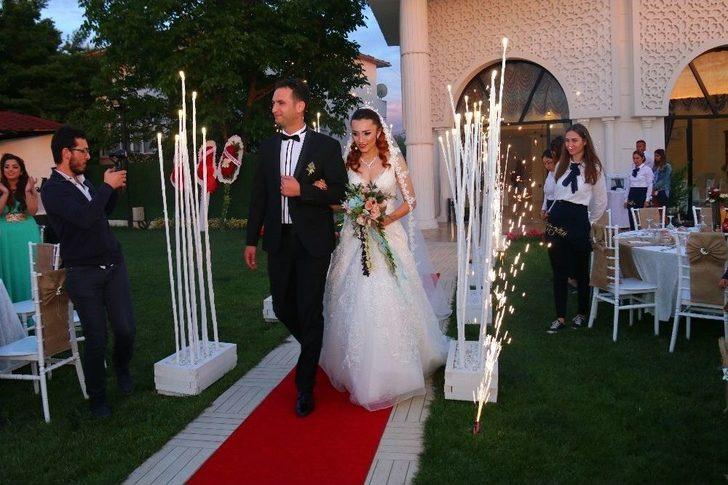 (özel Haber) Eski Bakan Hayatını Kurtaran Gencin Nikahına Görüntülü Bağlandı G2