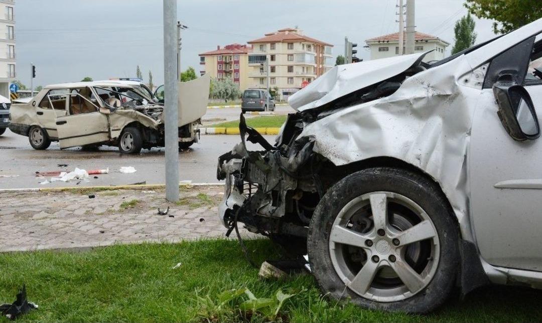 Aksaray&rsquo;da Otomobiller &Ccedil;arpıştı: 2 Ağır Yaralı