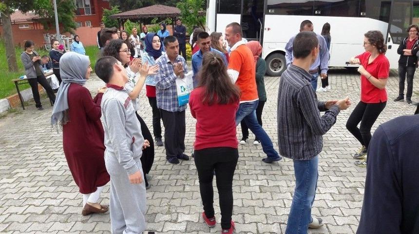 Engellilerle Birlikte Tiş&ouml;rt Boyadılar