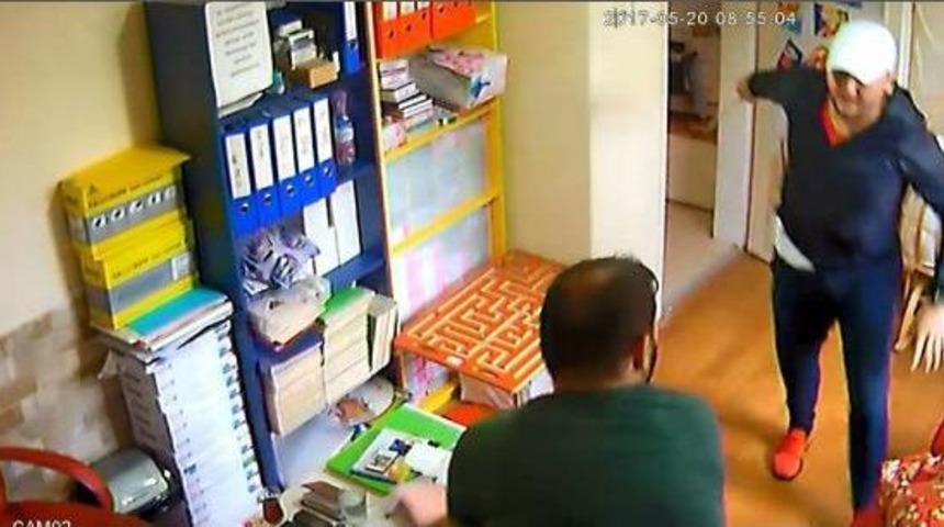 Oğlunu G&ouml;rmek I&ccedil;in Bı&ccedil;akla Kreşi Bastı