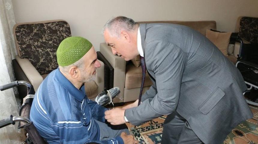 65 Yaşındaki Paşa Amca Artık G&ouml;nl&uuml;nce Dolaşabilecek