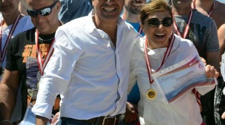 Soğuk Ve R&uuml;zgarlı Havaya Rağmen Y&uuml;zd&uuml;ler