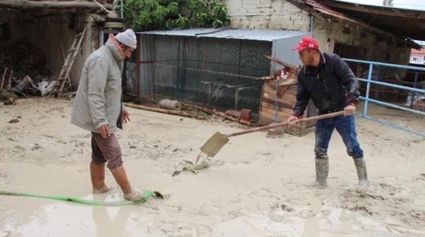 Burdur'da Sağanak Sele Neden Oldu