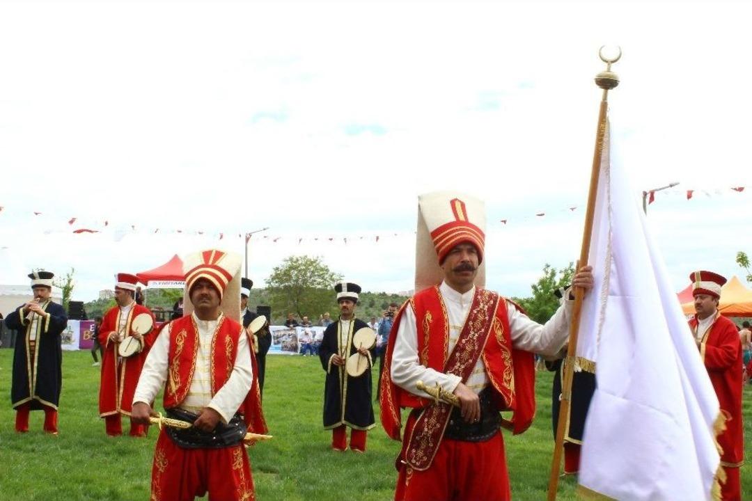 11. Geleneksel Dedeler Ve Neneler İkinci Bahar Y&uuml;r&uuml;y&uuml;ş&uuml;