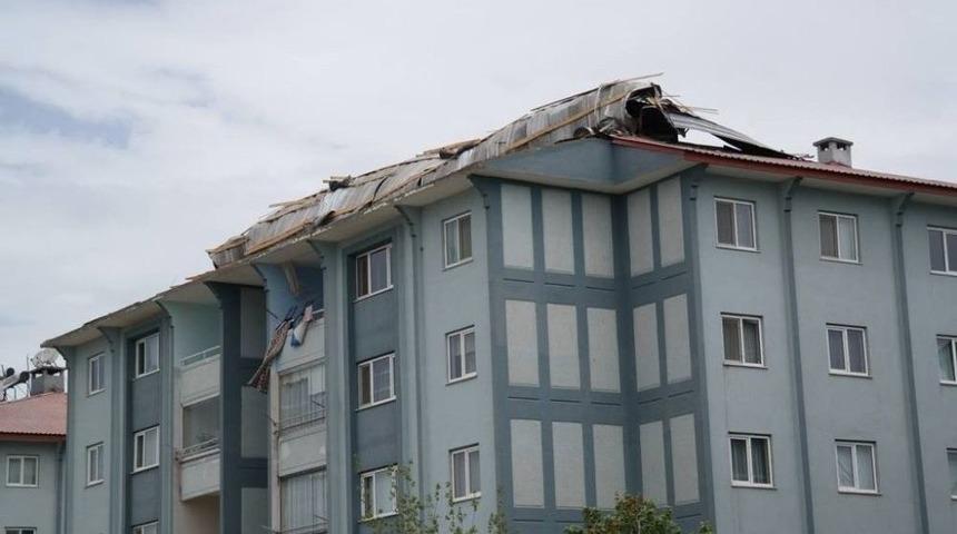 Erciş&rsquo;te Fırtına Yıktı Ge&ccedil;ti