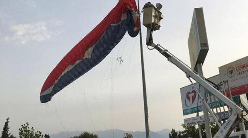 Yama&ccedil; Paraş&uuml;t&uuml; Pilotu Direğe Takıldı