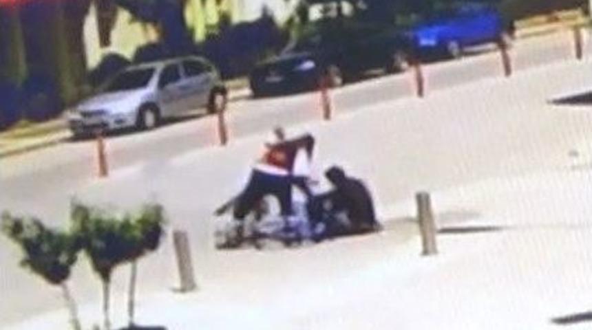 Bu Kez Kavşakta Otomobil Değil Bisikletliler &Ccedil;arpıştı