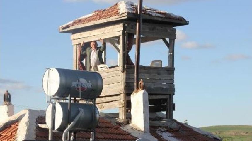 İki Katlı Evinin &Ccedil;atısında G&ouml;zetleme Kulesi Gibi &Ccedil;ardak Kondurdu