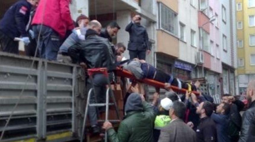 İnşaattan D&uuml;şen Tuğla Sepeti İş&ccedil;iyi Yaraladı