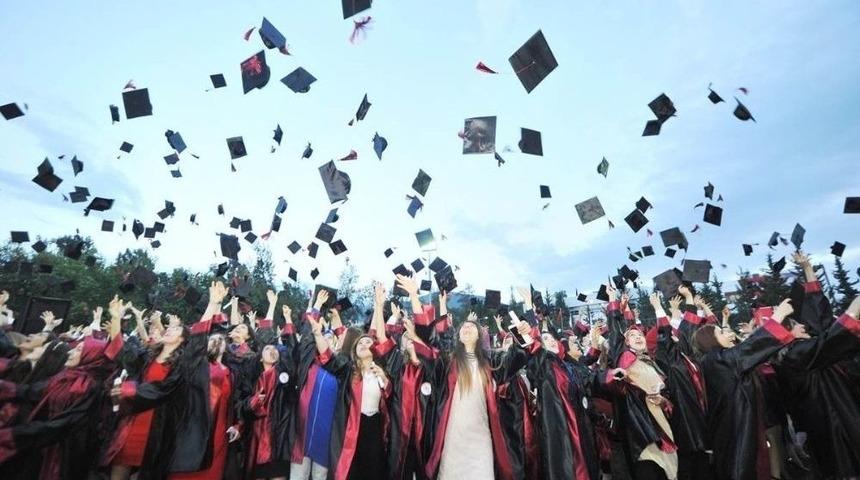 Ok&uuml;&rsquo;de Mezuniyet Coşkusu