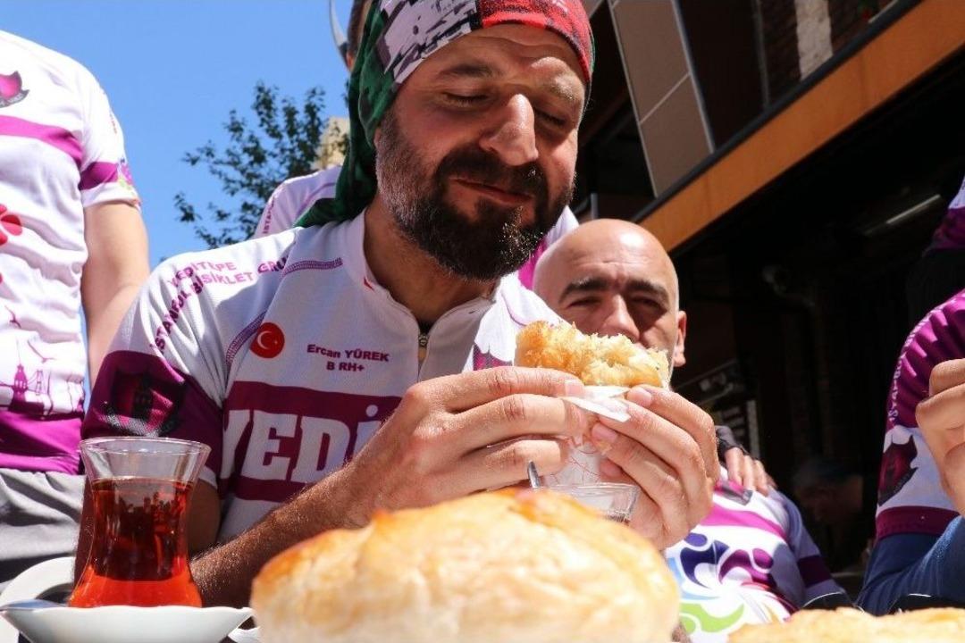 410 Kilometre Pedal &Ccedil;evirip Boyoz Yemek İ&ccedil;in Geldiler