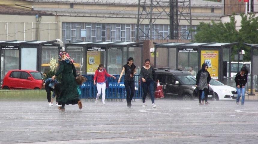 Aniden Bastıran Yağmur Hayatı Olumsuz Etkiledi