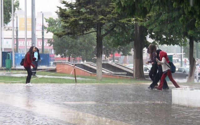 Aniden Bastıran Yağmur Hayatı Olumsuz Etkiledi