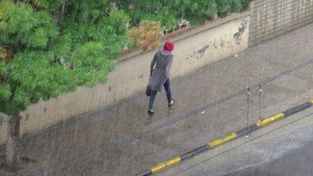 Aniden Bastıran Yağmur Hayatı Olumsuz Etkiledi